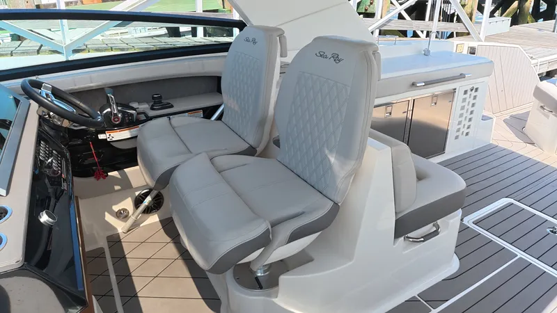 Slide: The Image of Sea Ray SLX 400 2022 - 23
