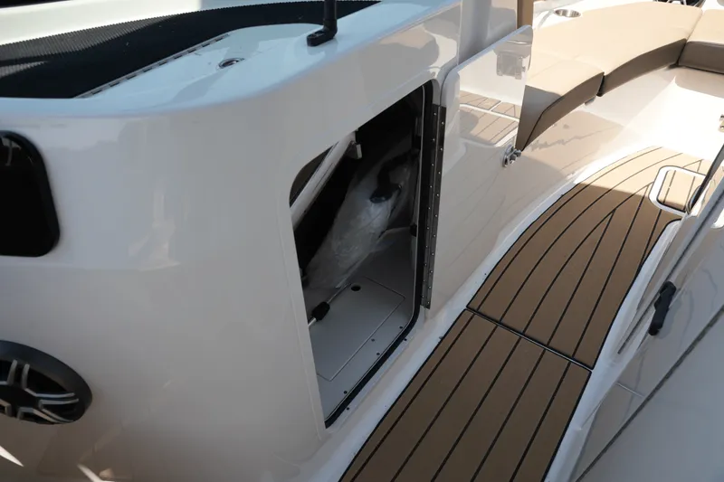 Slide: The Image of Sea Ray SDX 230 Surf 2026 - 18