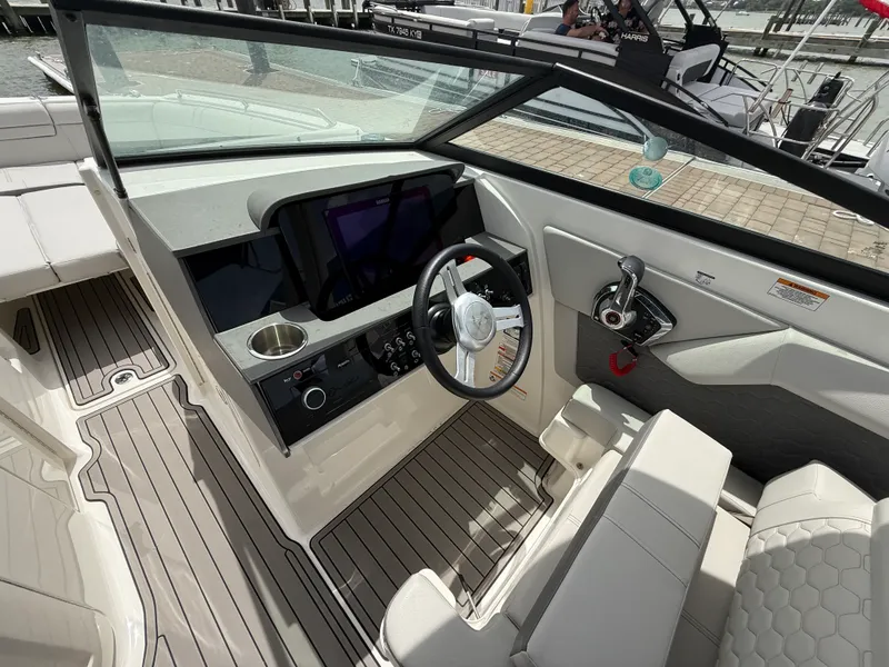 Slide: The Image of Sea Ray 270 SD OB 2023 - 22