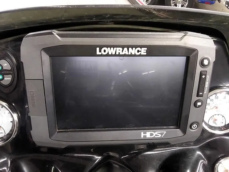 Slide: The Image of Lowrance HDS7 on 2015 Nitro Z-8 DC dashboard. - 22