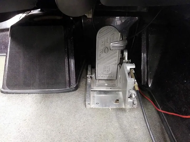 Slide: The Image of Throttle and brake pedal of a 2015 Nitro Z-8 DC boat. - 24