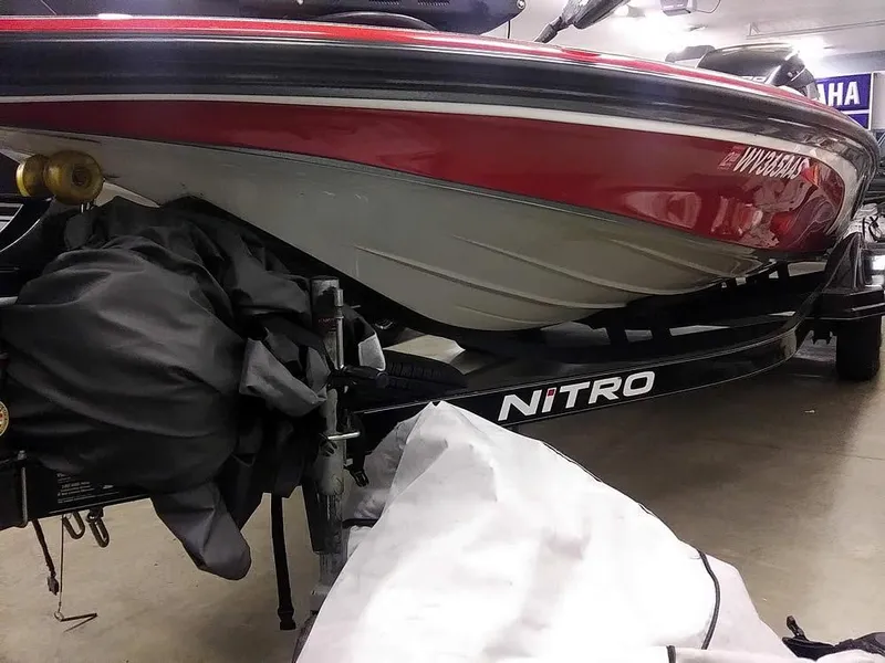 Slide: The Image of 2015 Nitro Z-8 DC boat on trailer in garage. - 9