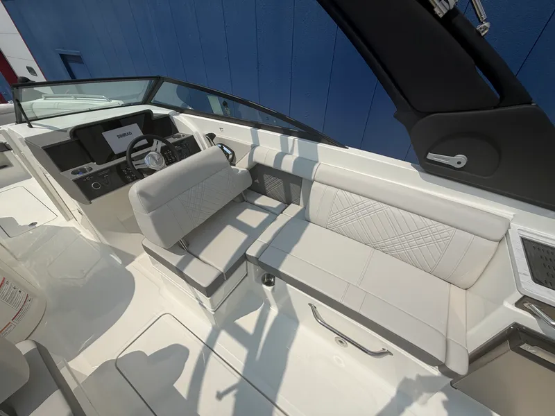 Slide: The Image of Sea Ray SDX 290 2026 - 13