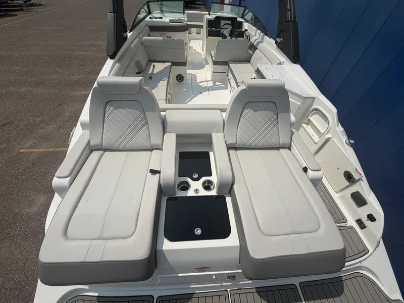 Slide: The Image of Sea Ray SDX 290 2026 - 4