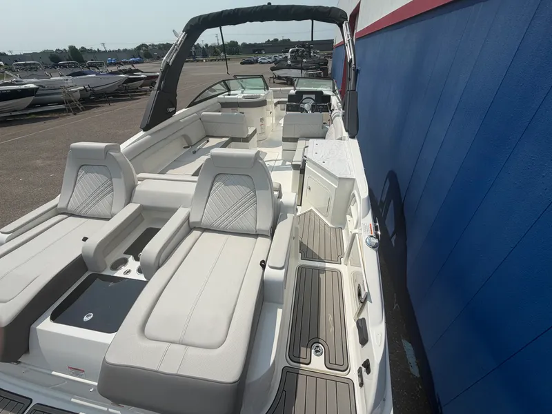 Slide: The Image of Sea Ray SDX 290 2026 - 5
