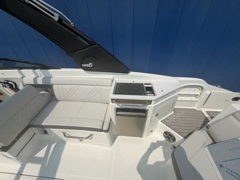 Slide: The Image of Sea Ray SDX 290 2026 - 11