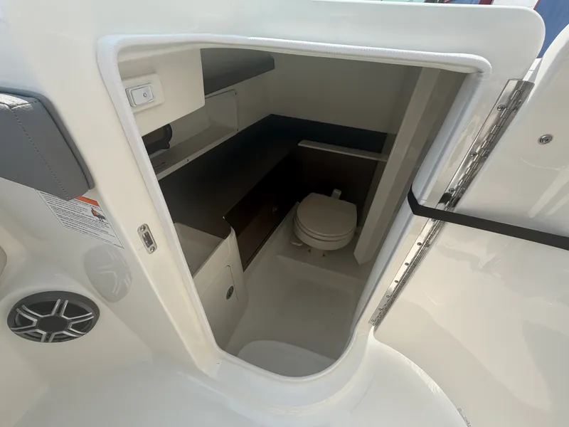 Slide: The Image of Sea Ray SDX 290 2026 - 10