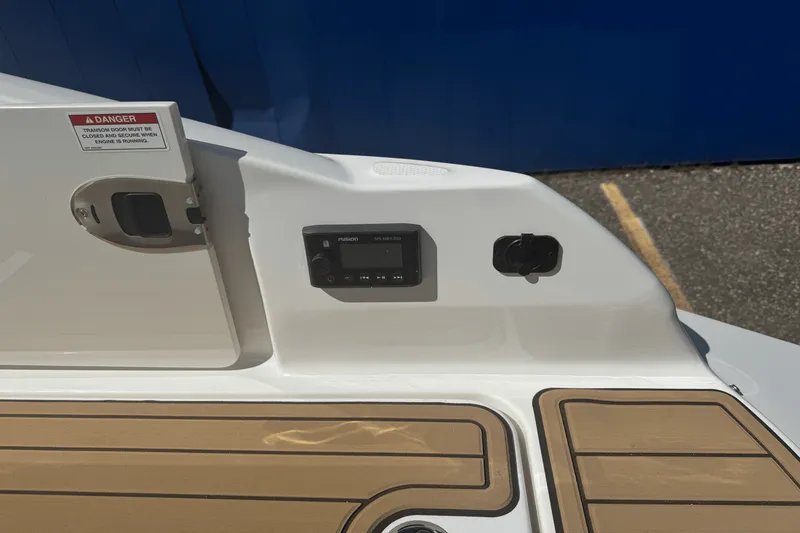 Slide: The Image of Sea Ray SDX 290 2026 - 13