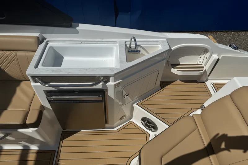 Slide: The Image of Sea Ray SDX 290 2026 - 18