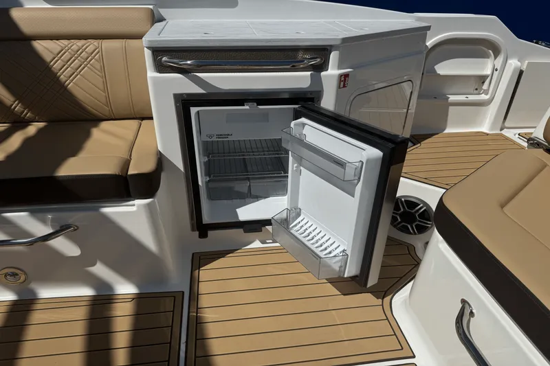 Slide: The Image of Sea Ray SDX 290 2026 - 20