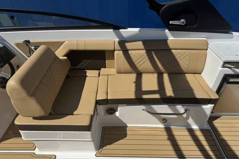 Slide: The Image of Sea Ray SDX 290 2026 - 37
