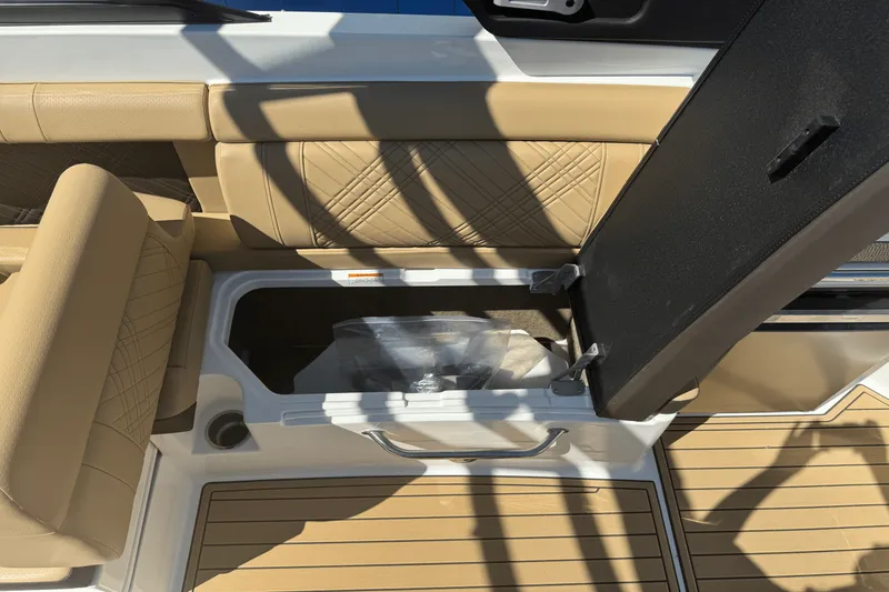 Slide: The Image of Sea Ray SDX 290 2026 - 39