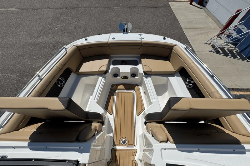 Slide: The Image of Sea Ray SDX 290 2026 - 57