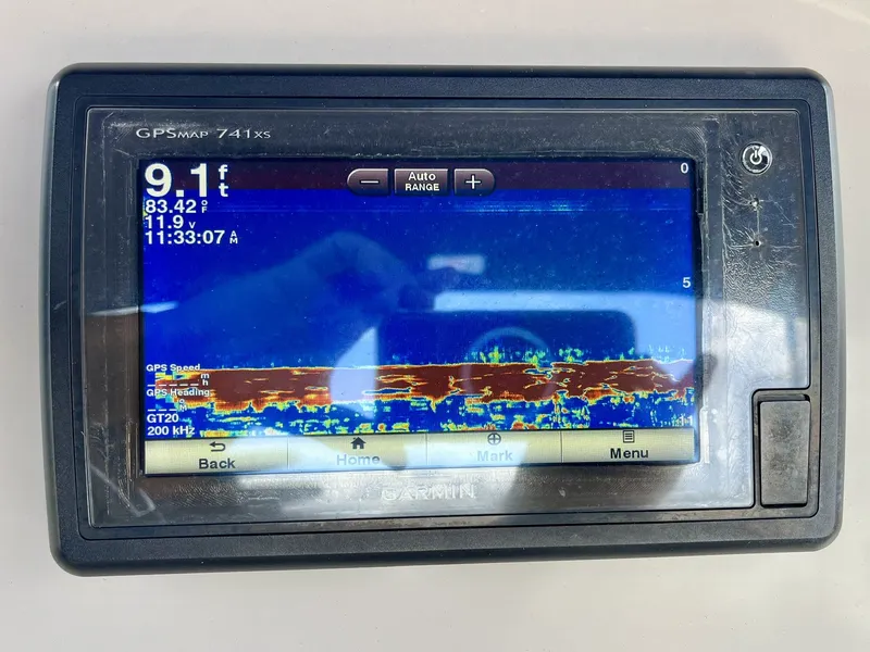 Slide: The Image of Boston Whaler 240 DAUNTLESS 2017 - 19
