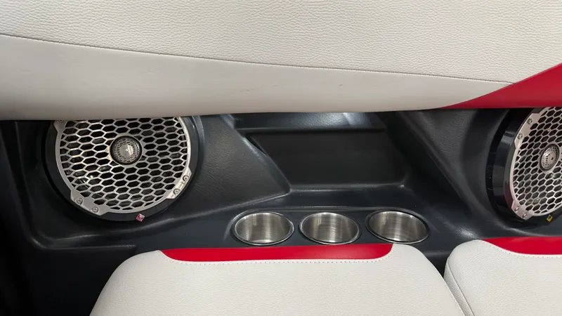Slide: The Image of Malibu 23 LSV 2015 - 32