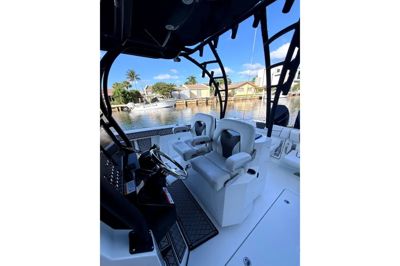 Slide: The Image of Wellcraft 302 Scarab 2021 - 16