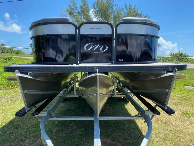 Slide: The Image of 2021 Manitou 21 AURORA LE RF VP pontoon boat on a trailer, front view. - 10