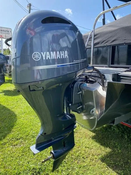 Slide: The Image of 2021 Manitou 21 AURORA LE RF VP with Yamaha outboard motor. - 14