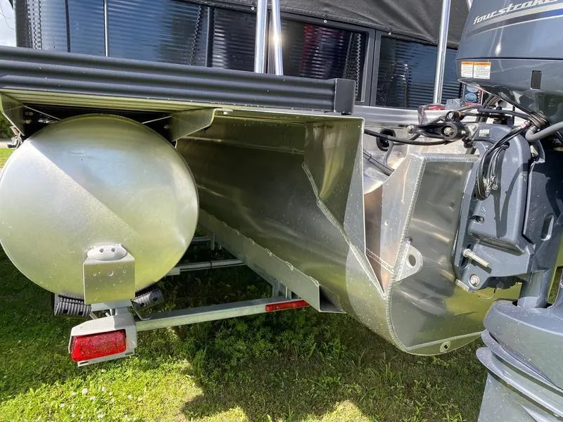 Slide: The Image of 2021 Manitou 21 AURORA LE RF VP pontoon boat rear view with motor and fuel tank. - 15