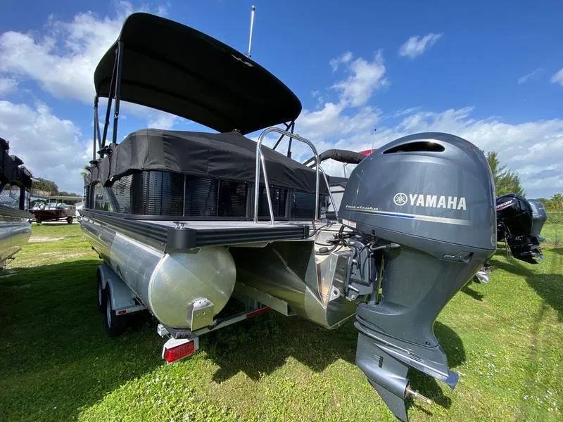 Slide: The Image of 2021 Manitou 21 AURORA LE RF VP pontoon boat with Yamaha outboard motor. - 6