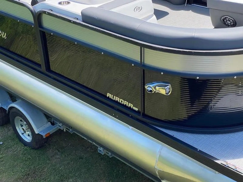 Slide: The Image of 2021 Manitou 21 AURORA LE RF VP pontoon boat side view on trailer. - 8