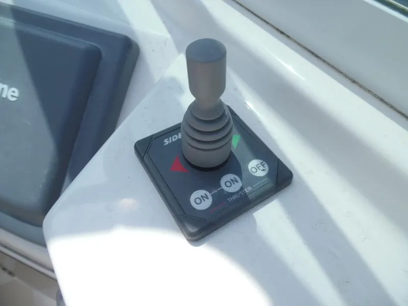 Slide: The Image of Joystick control on Hunt Yachts Harrier 25, 2006 model. - 8