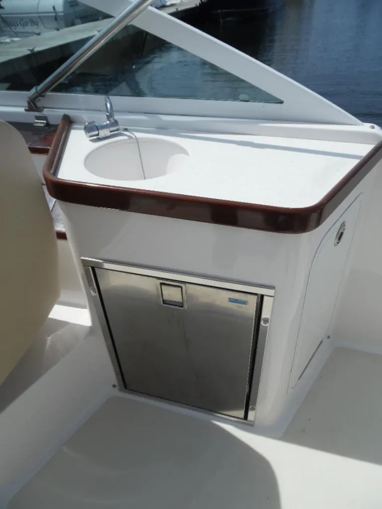 Slide: The Image of 2006 Hunt Yachts Harrier 25 with sink and refrigerator. - 9