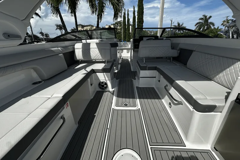 Slide: The Image of Sea Ray SDX 290 Outboard 2026 - 10