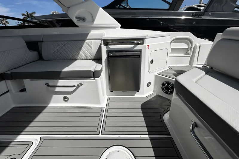 Slide: The Image of Sea Ray SDX 290 Outboard 2026 - 12