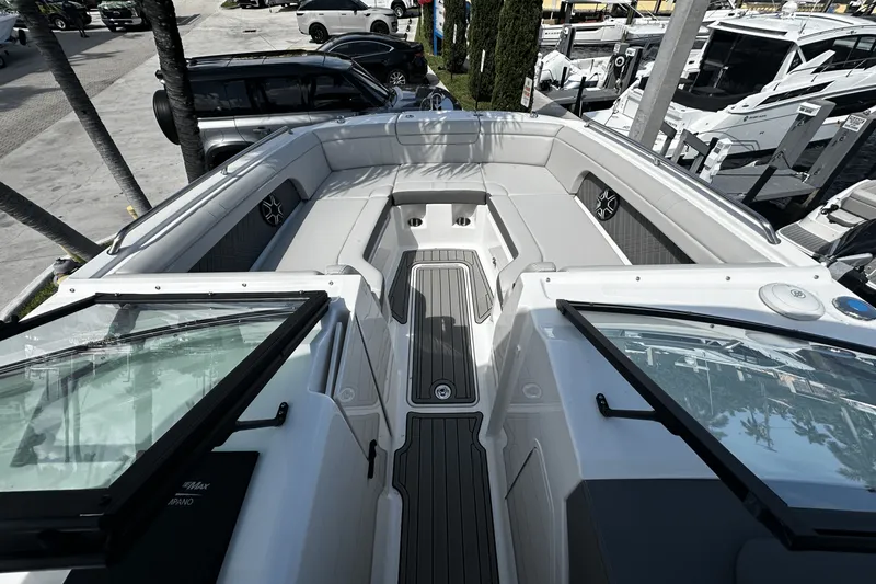 Slide: The Image of Sea Ray SDX 290 Outboard 2026 - 19