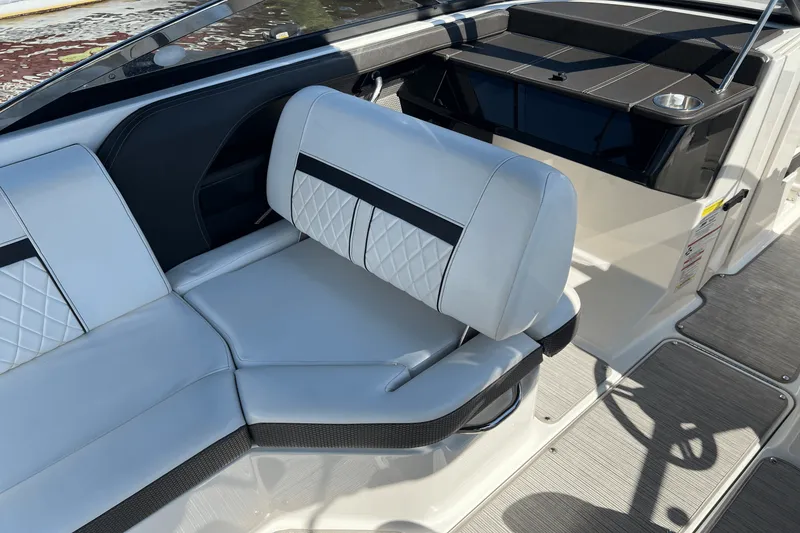 Slide: The Image of Sea Ray 230 SLX 2018 - 10