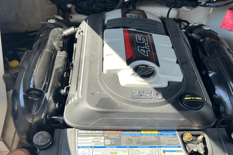 Slide: The Image of Sea Ray 230 SLX 2018 - 17