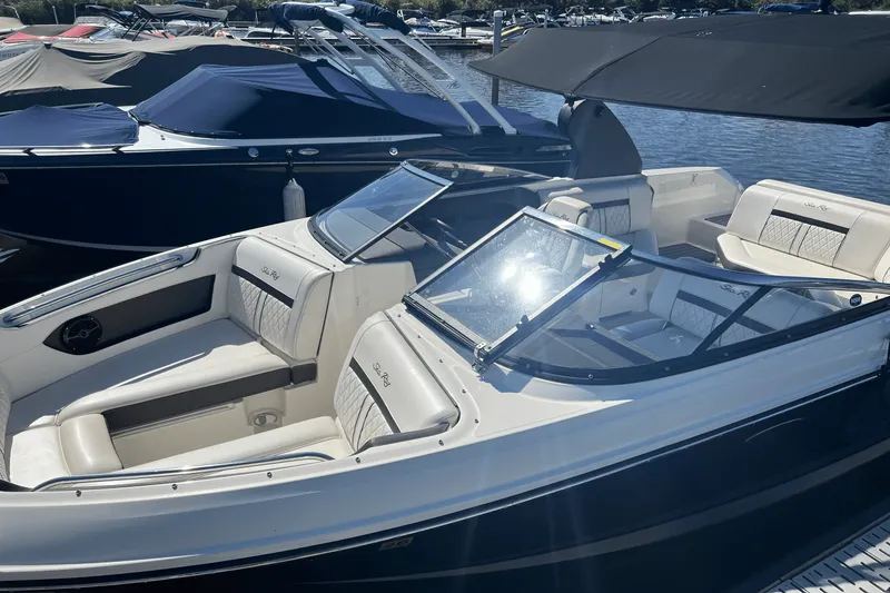 Slide: The Image of Sea Ray 230 SLX 2018 - 3