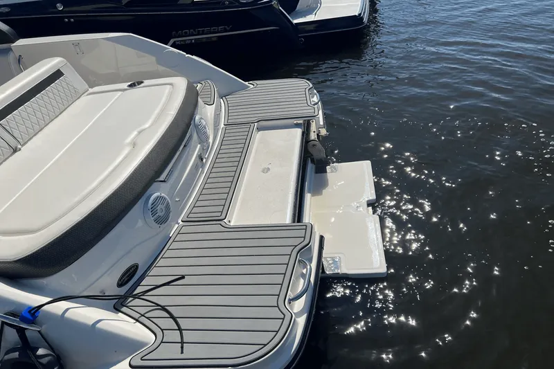 Slide: The Image of Sea Ray 230 SLX 2018 - 6