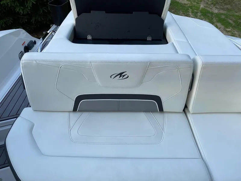 Slide: The Image of 2015 Monterey 288 Super Sport boat with white cushioned seating. - 9