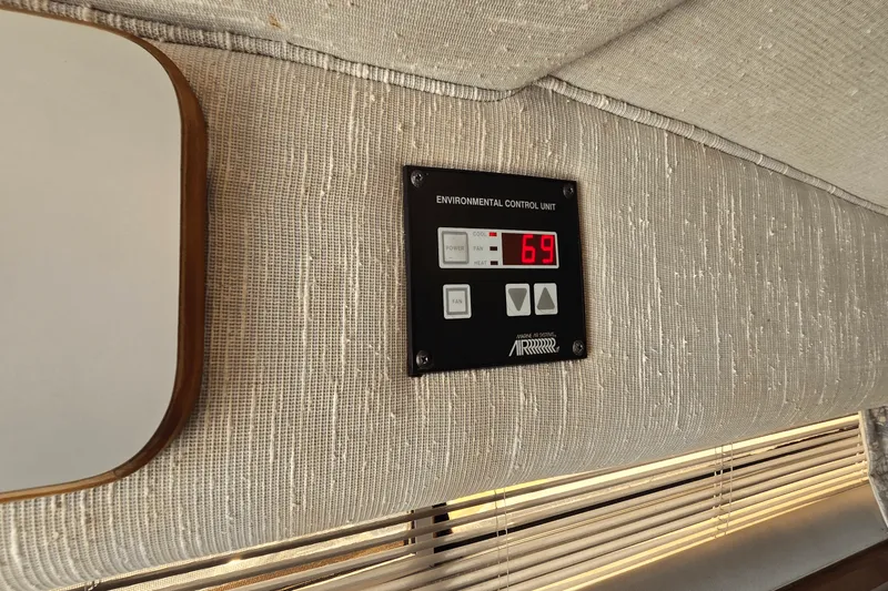 Slide: The Image of Sea Ray 310 SUNDANCER 1991 - 23