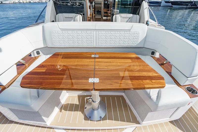 Slide: The Image of Tiara 43LE 2026 - 21