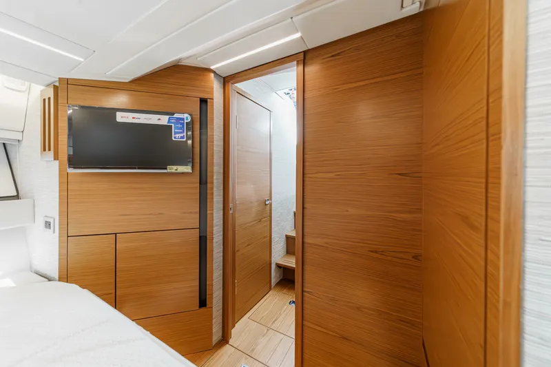 Slide: The Image of Tiara 43LE 2026 - 51