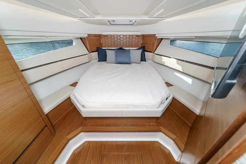 Slide: The Image of Tiara 43LE 2026 - 52