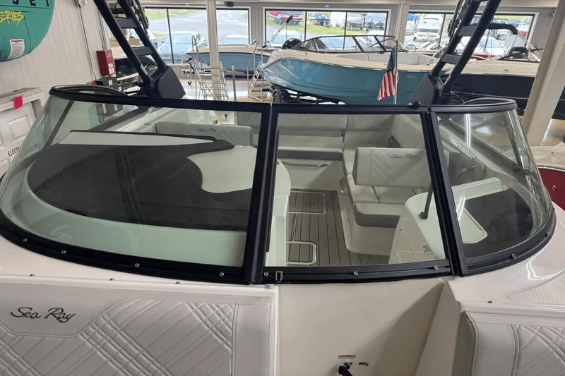 Slide: The Image of Sea Ray SDX 230 2026 - 10