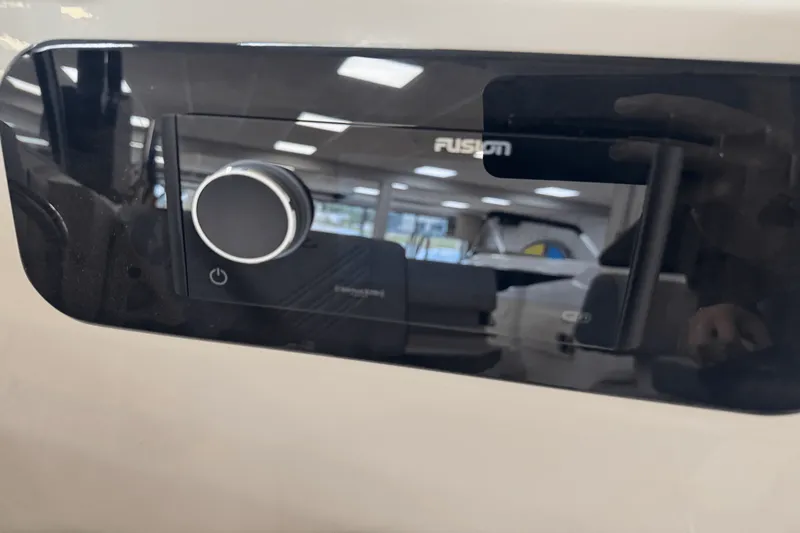 Slide: The Image of Sea Ray SDX 230 2026 - 12