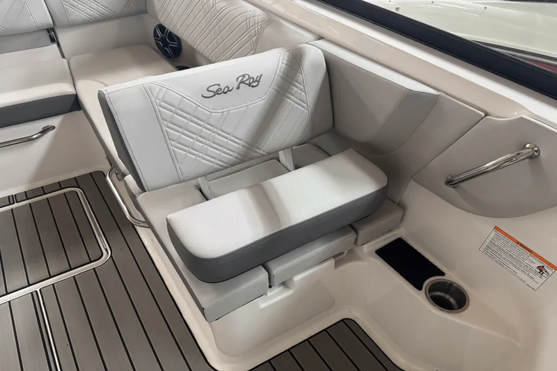 Slide: The Image of Sea Ray SDX 230 2026 - 13