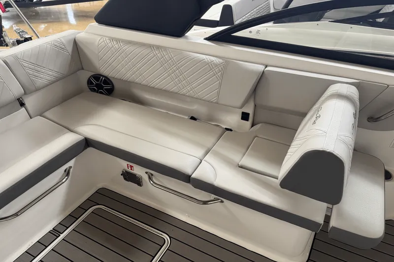 Slide: The Image of Sea Ray SDX 230 2026 - 14