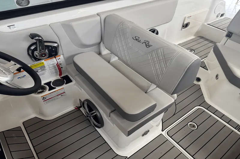 Slide: The Image of Sea Ray SDX 230 2026 - 16