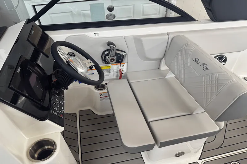 Slide: The Image of Sea Ray SDX 230 2026 - 17