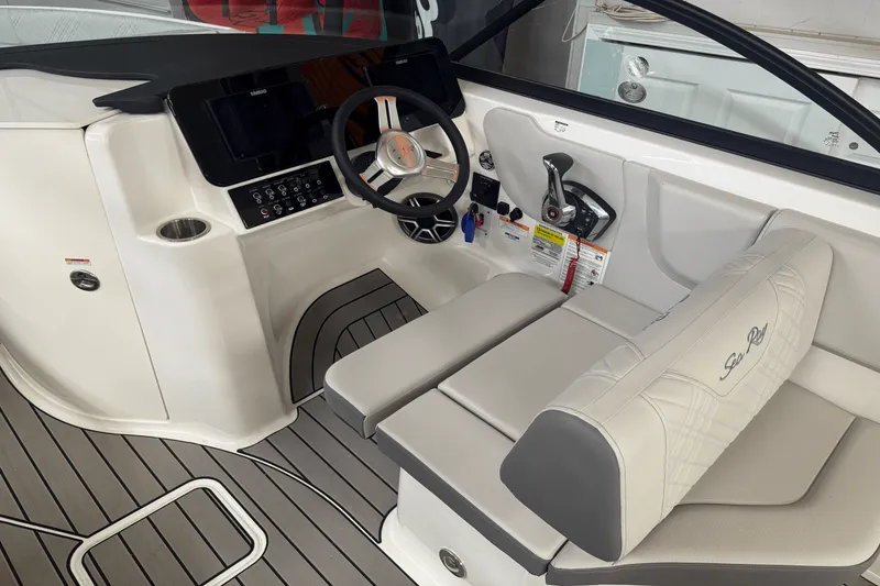 Slide: The Image of Sea Ray SDX 230 2026 - 18