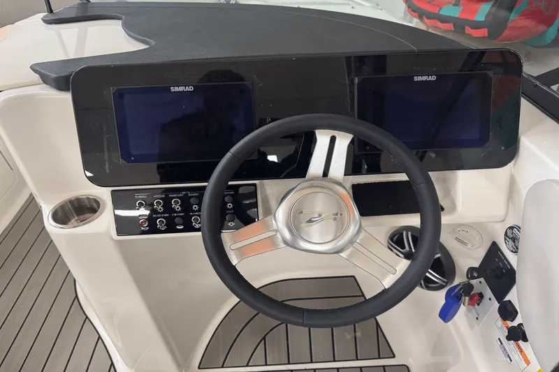 Slide: The Image of Sea Ray SDX 230 2026 - 19