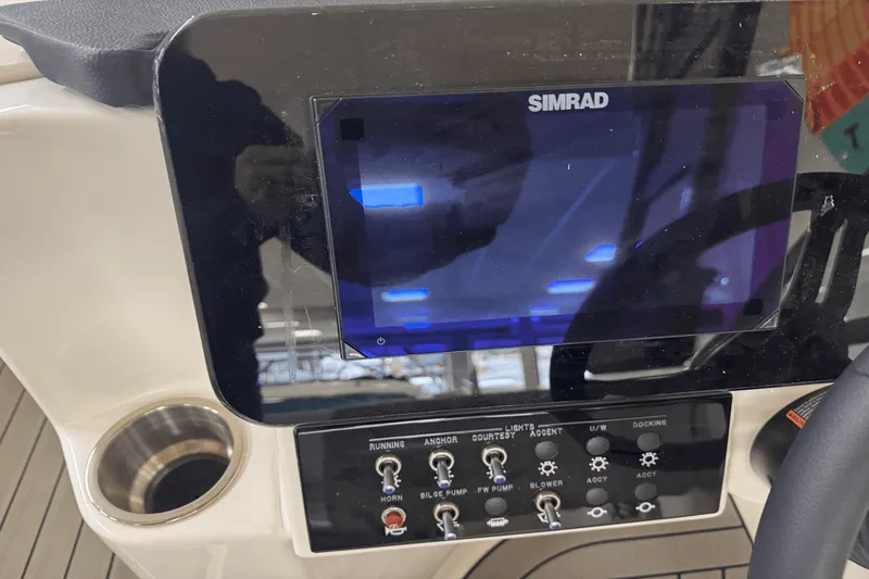 Slide: The Image of Sea Ray SDX 230 2026 - 21