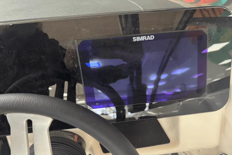 Slide: The Image of Sea Ray SDX 230 2026 - 22