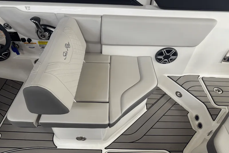 Slide: The Image of Sea Ray SDX 230 2026 - 23